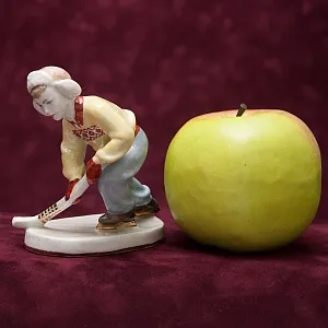 Редкость! Коллекционная Фарфоровая статуэтка «Юный хоккеист», ЛЗФИ СССР, 1956 - 1967 годы. 