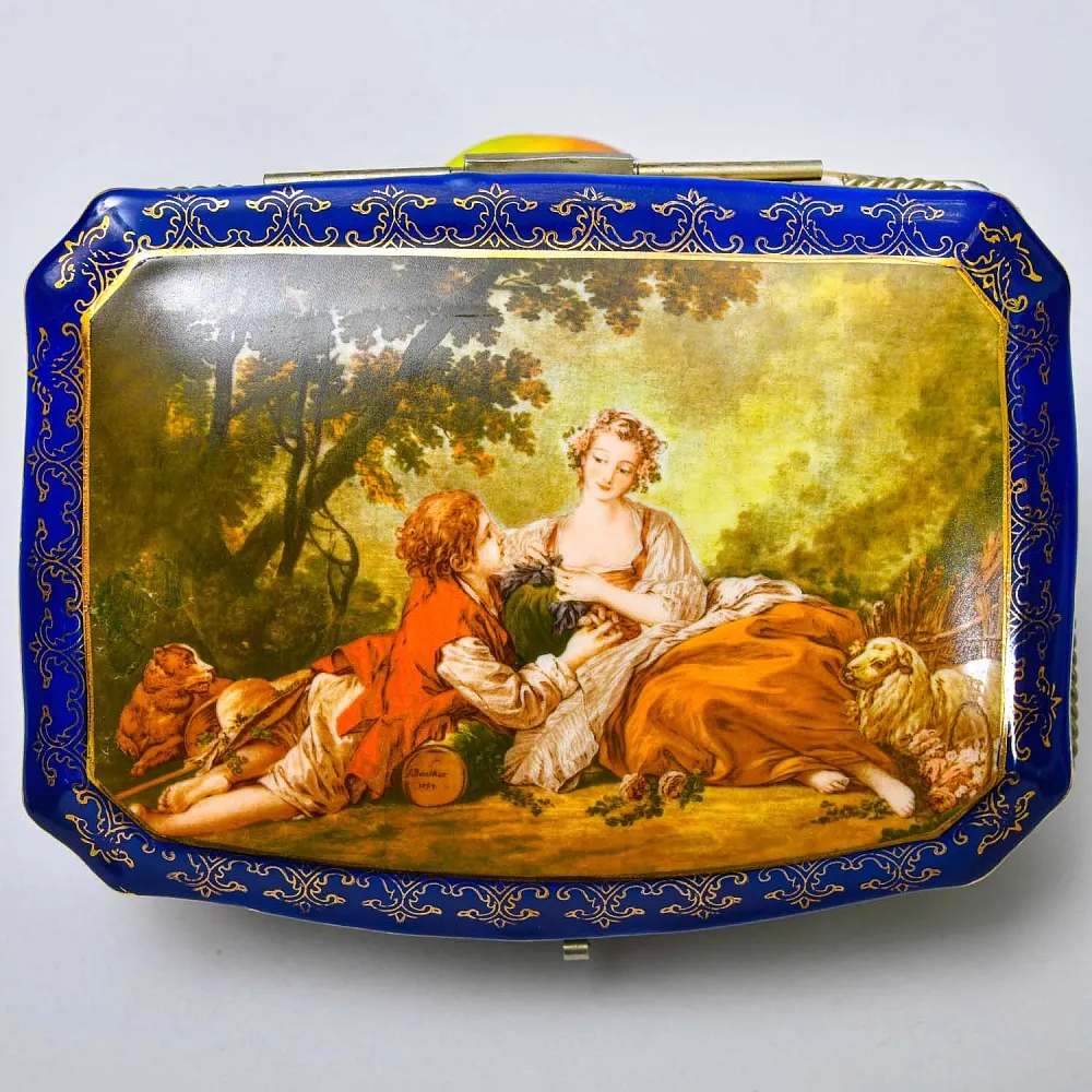Винтажная Фарфоровая Шкатулка «Свидание в саду», Франция - первая половина ХХ века.