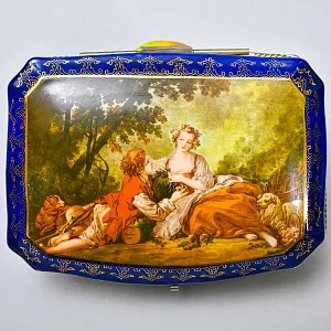 Винтажная Фарфоровая Шкатулка «Свидание в саду», Франция - первая половина ХХ века.