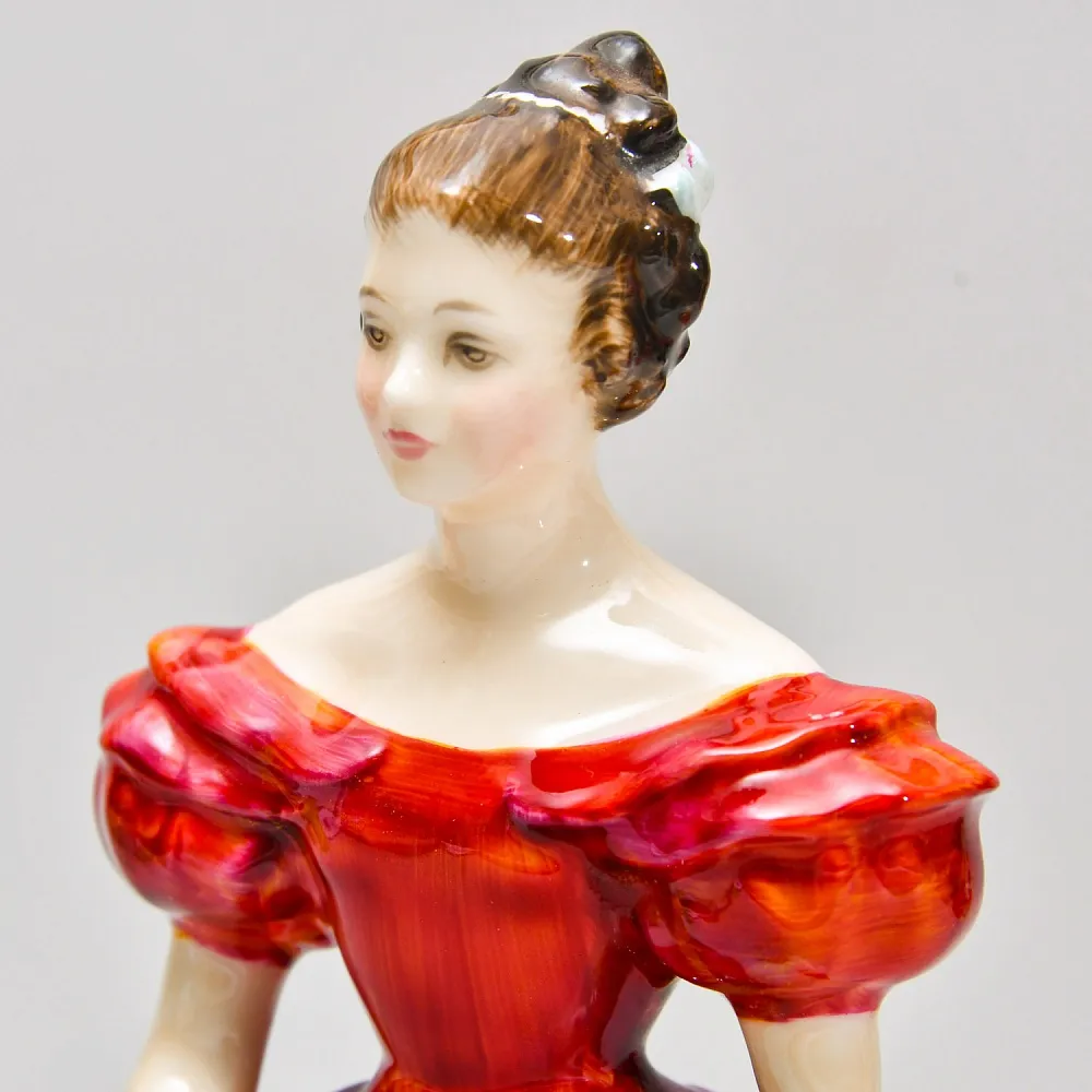 Коллекционная Фарфоровая статуэтка «Девушка с белой шляпкой», Royal Doulton Англия.