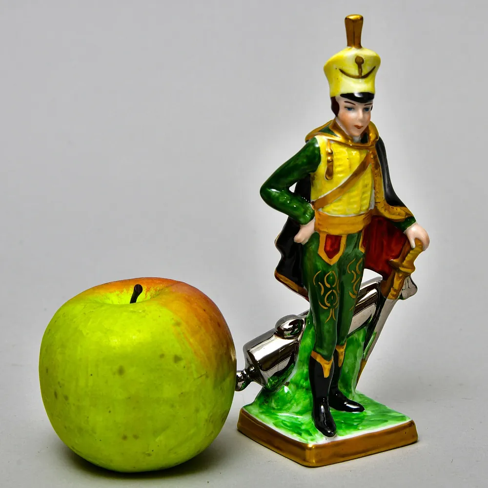 Коллекционная Фарфоровая Статуэтка «Солдат - Гусар», Германия - вторая половина ХХ века.