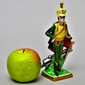 Коллекционная Фарфоровая Статуэтка «Солдат - Гусар», Германия - вторая половина ХХ века.