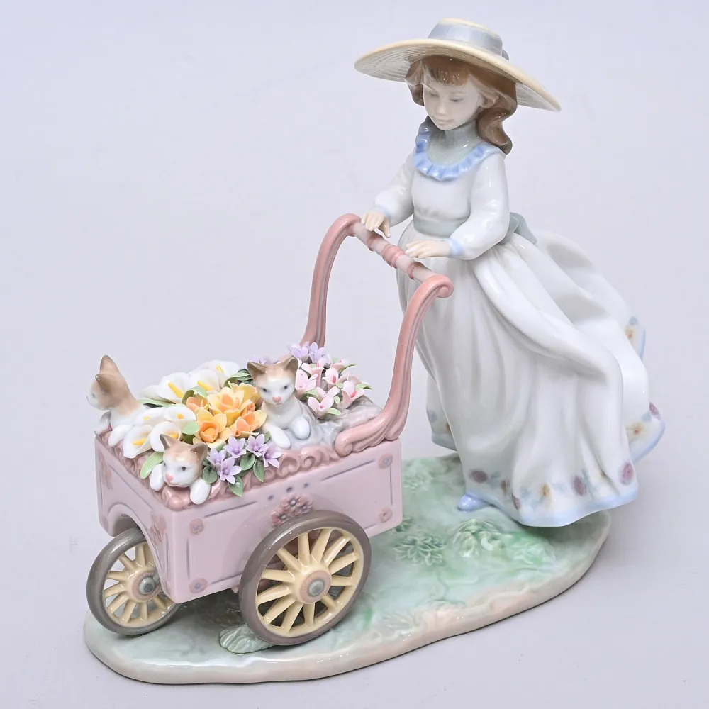 Авторская Фарфоровая статуэтка «Девочка с тележкой цветов и котятами», Lladro Испания.