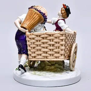 Коллекционная Фарфоровая статуэтка «Сбор винограда», Германия - вторая половина ХХ века. 