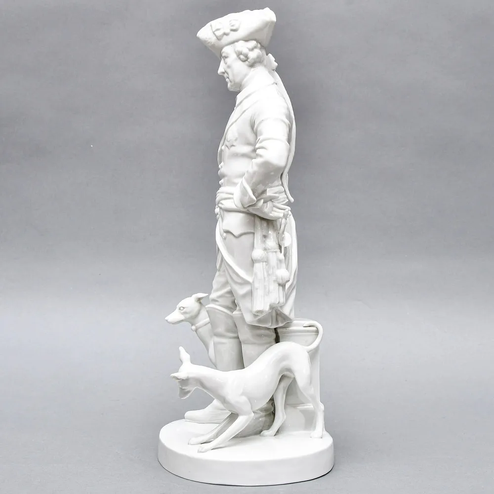 Антикварная Фарфоровая статуэтка «Старый Фриц. Король Пруссии Фридрих II с собаками»,  Volkstedt Германия.