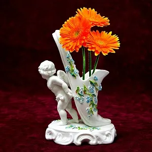 Антикварная Вазочка - Статуэтка «Путти с туфелькой», Фарфор SITZENDORF Германия 1880-1900 годы.