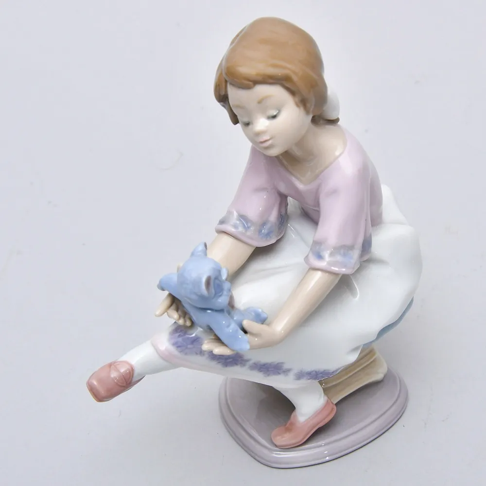 Авторская Фарфоровая статуэтка «Девочка с плюшевым мишкой», Lladro Испания - 1993 год.