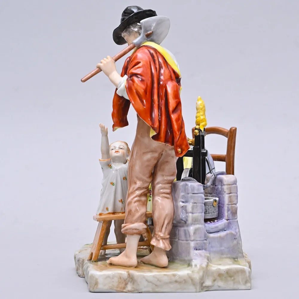 Коллекционная Фарфоровая статуэтка «Папа пришел с работы», VOLKSTEDT Германия, середина ХХ века.