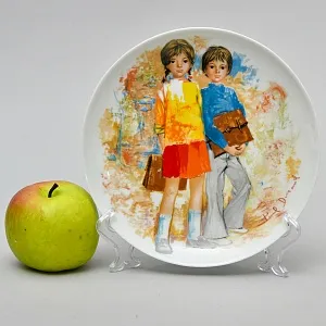 Авторская Тарелка «Дети. Эмилия и Филипп». Фарфор Limoges Франция - 1980 год.