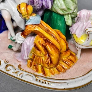 Миниатюрная Фарфоровая статуэтка «Утренние одевания», Scheibe Alsbach Германия, первая половина ХХ в. 