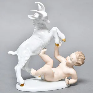 Коллекционная Фарфоровая статуэтка «Путти с козленком»,  WALLENDORF Германия, середина ХХ века.