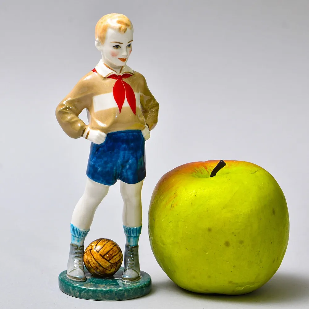 Авторская Коллекционная Фарфоровая Статуэтка «Юный Футболист», Россия.