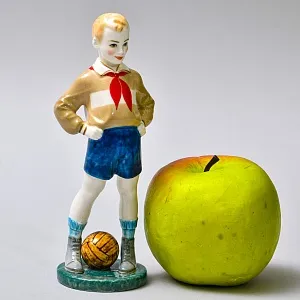 Авторская Коллекционная Фарфоровая Статуэтка «Юный Футболист», Россия.