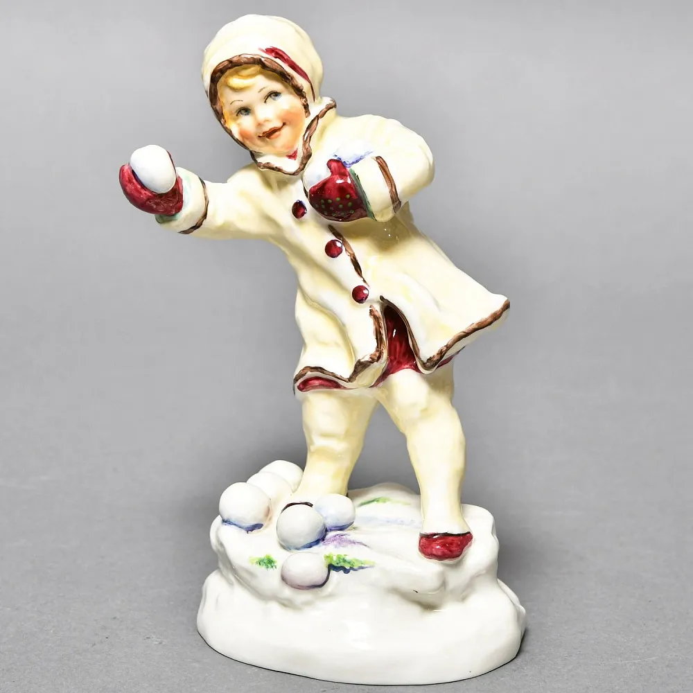 Авторская Фарфоровая статуэтка «Девочка со снежком», Royal Worcester Англия.
