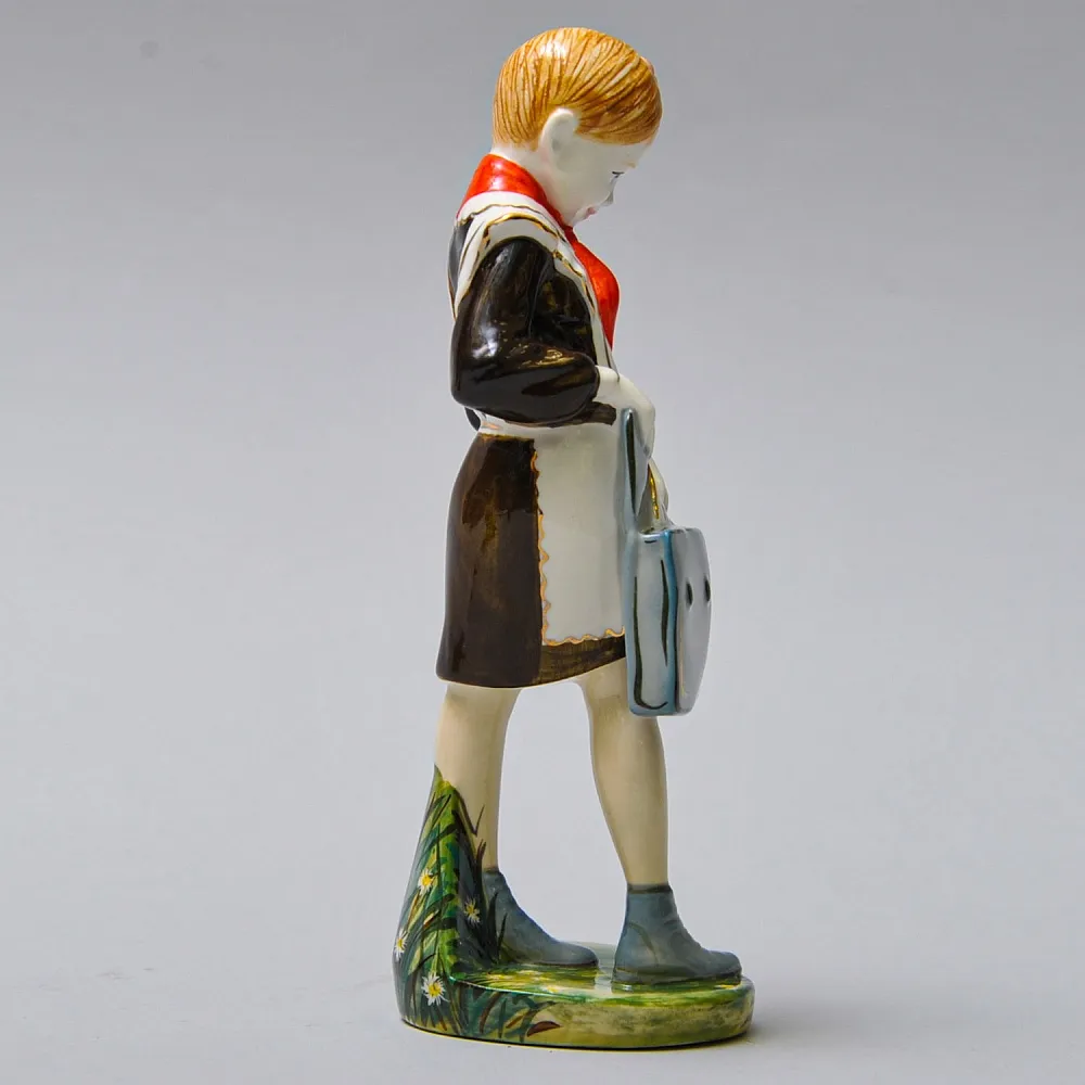 Авторская Коллекционная Фарфоровая Статуэтка «Школьница - Пионерка с портфелем», Россия.