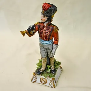 Коллекционная Фарфоровая статуэтка «Солдат. Гусар - горнист» из серии «Армия Наполеона», Capodimonte Италия.