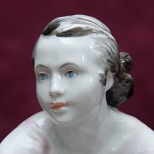 Коллекционная Фарфоровая Статуэтка «На отдыхе - девушка с букетом», ЛФЗ СССР -1963 г