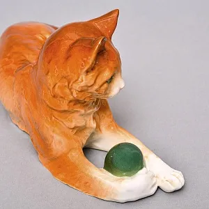 Коллекционная Фарфоровая статуэтка «Кошка с мячом», Sitzendorf Германия, вторая половина ХХ века.