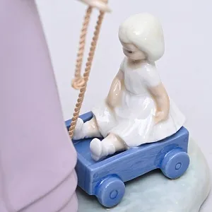 Коллекционная Фарфоровая статуэтка «Девочка с куклой», Lladro Испания, 1978 год.