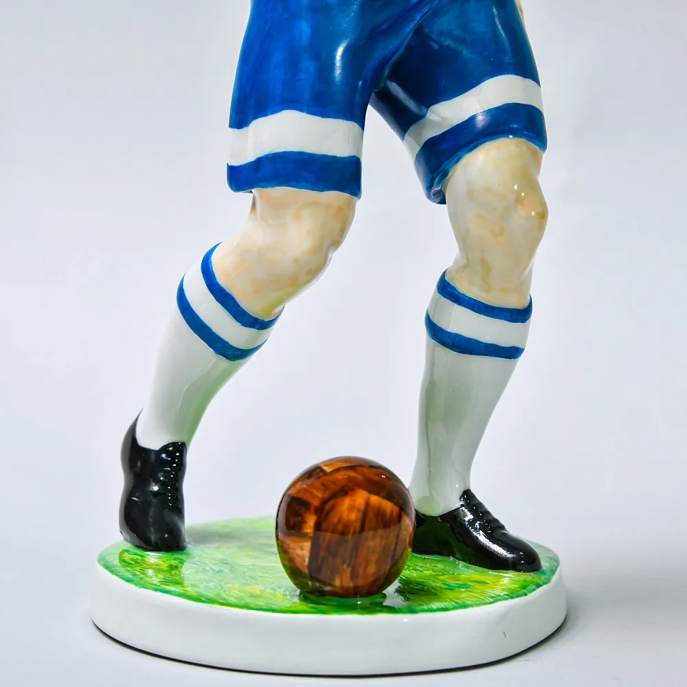 Большая Коллекционная Авторская Статуэтка «Футболист ДИНАМО», фарфор, Россия -1993 год.
