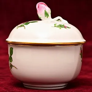 Фарфоровая Сахарница - Бонбоньерка - Шкатулка «РОЗА МЕЙСЕНА», MEISSEN Германия, середина ХХ века.
