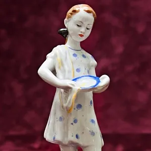 Коллекционная Фарфоровая Статуэтка «Юная помощница», ЛФЗ СССР - 1956 год.
