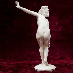 Фарфоровая Статуэтка «Девушка с мячом», Hutschenreuther,  Германия - 1955-1968 годы.