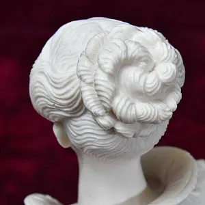 Коллекционная статуэтка - бюст «Герцогиня», Камень, Франция - середина ХХ века. 