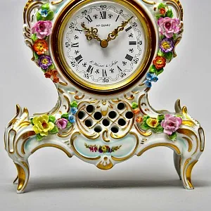 Каминные Кварцевые Часы в стиле Рококо, Фарфор SANDIZELL, Германия 80-е годы ХХ века.
