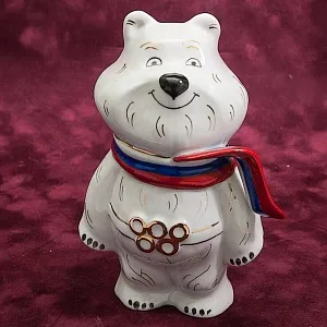 Фарфоровая статуэтка «Олимпийский Мишка в Сочи», «Красный фарфорист» Чудово, Россия -2012 год. 