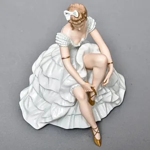 Коллекционная Фарфоровая Статуэтка «Балерина, завязывающая пуанты», WALLENDORF Германия.