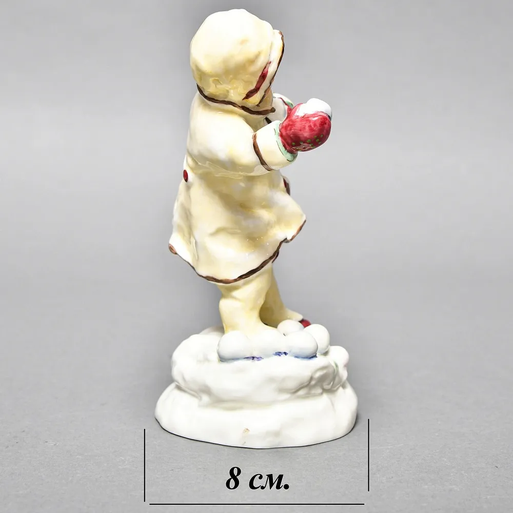 Авторская Фарфоровая статуэтка «Девочка со снежком», Royal Worcester Англия.