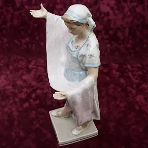 Редкая! Большая Авторская Фарфоровая статуэтка «ТКАЧИХА», Россия ДФЗ - Дулево. 