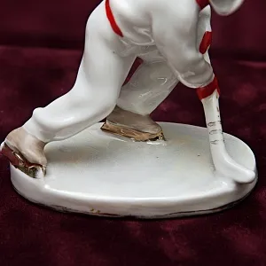 Коллекционная Фарфоровая статуэтка «Юный хоккеист», ЛЗФИ СССР, 1956 - 1967 годы. 