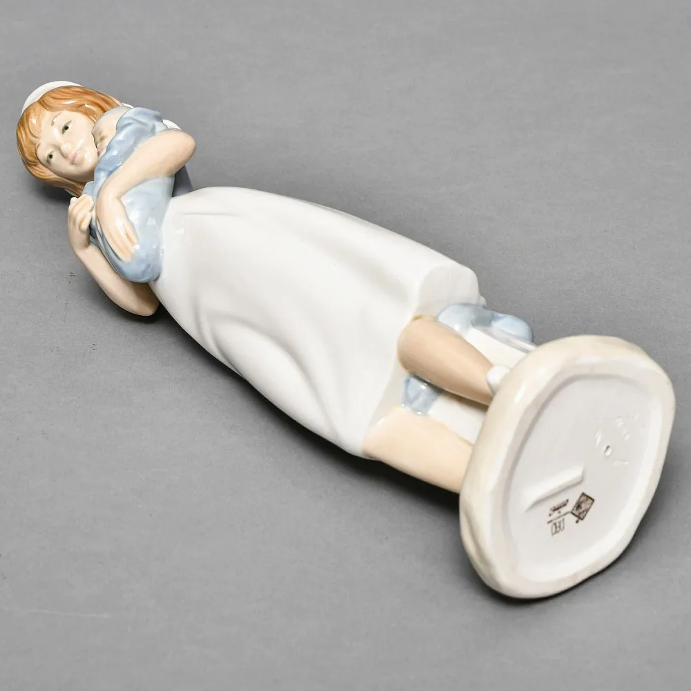 Коллекционная Фарфоровая статуэтка «Медсестра с младенцем», NAO by Lladro Испания.
