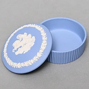 Шкатулка - Бонбоньерка «Античная колесница», фарфор ВЕДЖВУД / WEDGWOOD, Англия, вторая половина ХХ века.
