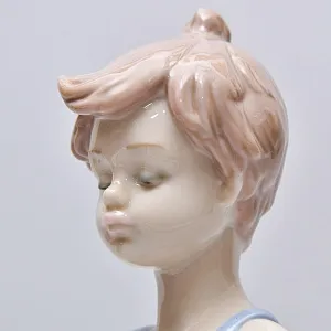 Авторская Фарфоровая статуэтка «Мальчик с цветами», Lladro Испания, 1997 год.