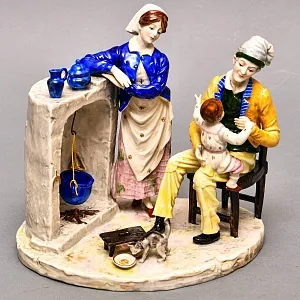 Коллекционная Фарфоровая статуэтка «Семья у домашнего очага», Ackermann & Fritze Германия.