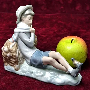 Коллекционная Фарфоровая статуэтка «Мальчик с птицей», Lladro Испания - 1970 год.