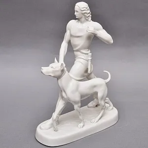 Антикварная Фаофоровая Статуэтка «Охотник с собакой», Wiener Porzellanmanufaktur Augarten, Австрия первая половина ХХ века.