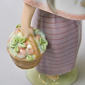 Авторская Фарфоровая статуэтка «ЛУПИТА. Девочка с цветами и корзинкой яблок», Lladro Испания.