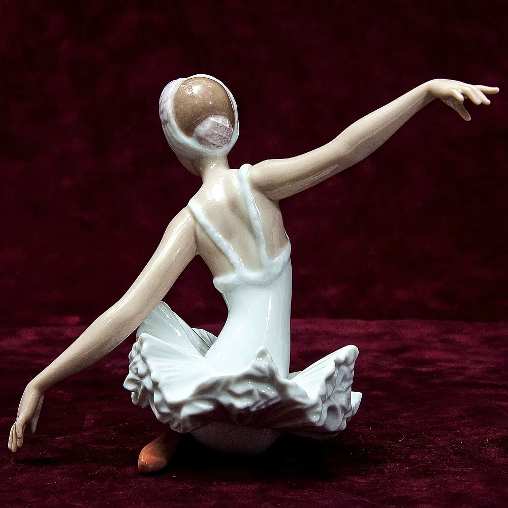 Коллекционная Фарфоровая статуэтка «Балерина - Лебединое озеро» Lladro, Испания.
