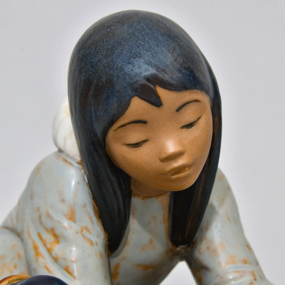 Фарфоровая Статуэтка  «Эскимос девочка - замерзла», Грес Lladro, Испания - 1985 год.