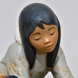 Фарфоровая Статуэтка  «Эскимос девочка - замерзла», Грес Lladro, Испания - 1985 год.