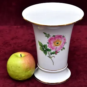 Коллекционная Фарфоровая Ваза «ШИПОВНИК» Н -19 см., MEISSEN Германия, первая половина ХХ века.