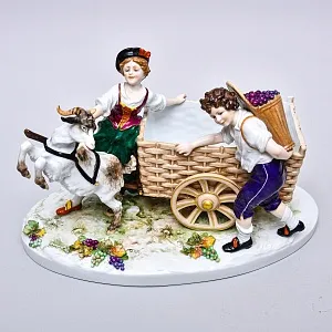 Коллекционная Фарфоровая статуэтка «Сбор винограда», Германия - вторая половина ХХ века. 