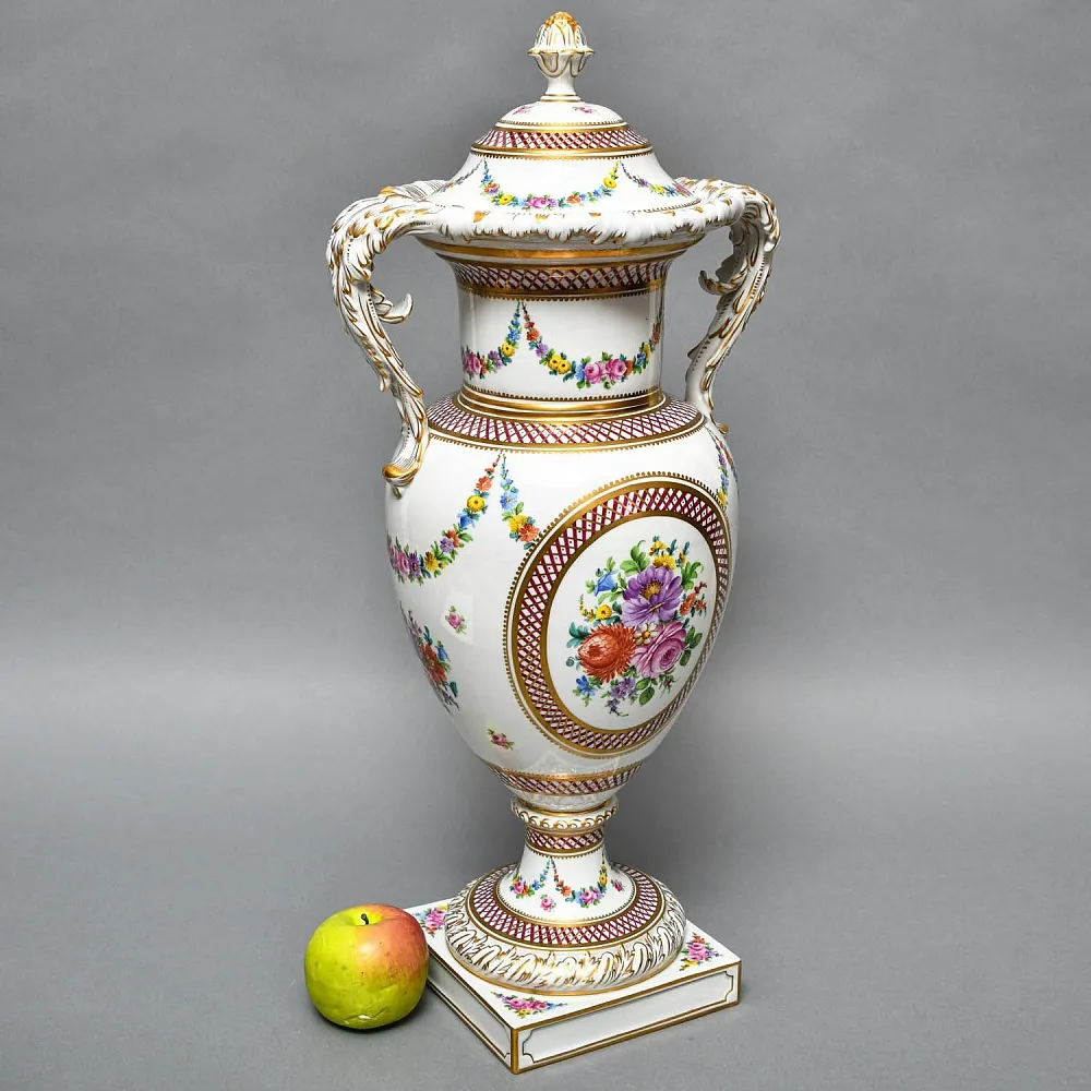Большой Фарфоровый Вазон - Ваза с крышкой «Цветочная гирлянда», SP Dresden Германия, 50-е гг. ХХ века.