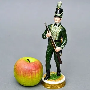 Фарфоровая статуэтка Солдат - «Стрелок корпуса герцога Камберлендского», Rudolf Kammer Германия.