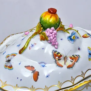 Фарфоровая Тюрина - Судок с крышкой «БАБОЧКИ В САДУ», Франция - середина ХХ века.