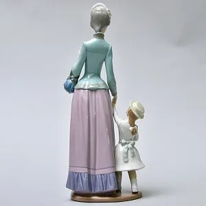 Коллекционная Фарфоровая статуэтка «На прогулке. Дама и девочка», Lladro Испания. 